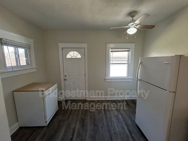 Building Photo - 101 E Bruce Ave