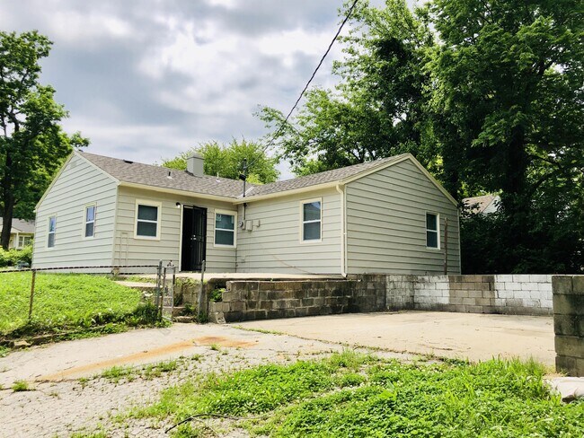 Building Photo - 3400 Victoria Dr