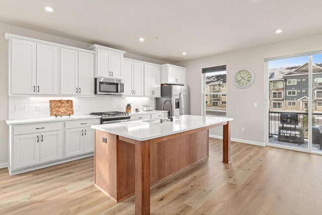 Building Photo - "Spacious 3-Bed Townhouse with 2.5 Baths in Maple Grove – A Perfect Retreat at 2405 Sq Ft!"