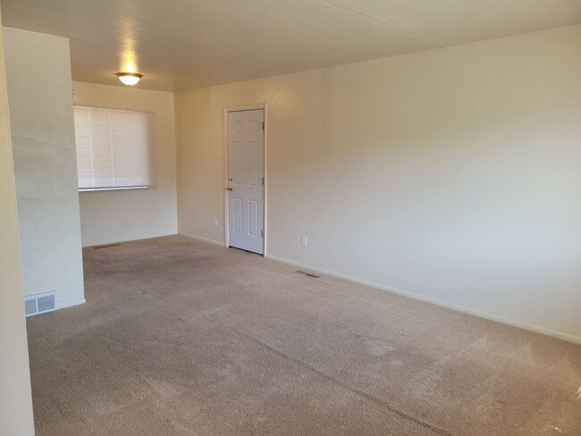 Building Photo - 4 Bed Home Available Now!