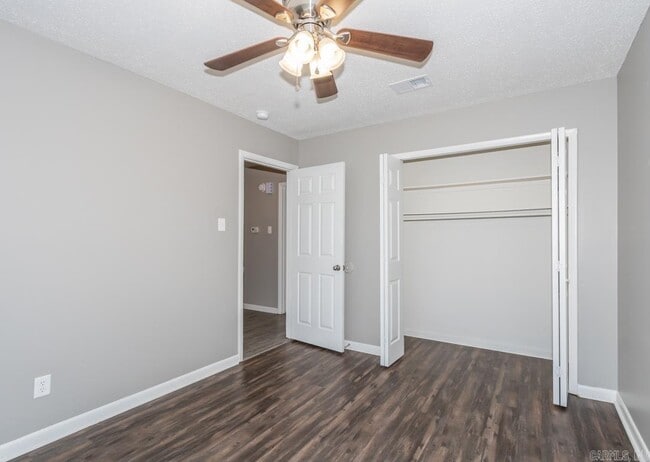 Building Photo - 19 E Laramie Dr