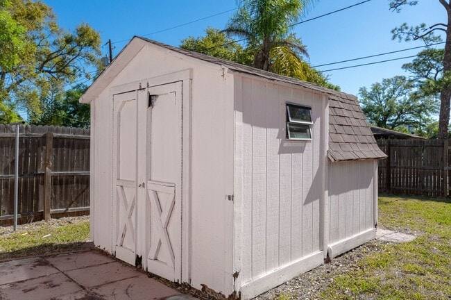 Building Photo - 3/2 Ranch with great outdoor space