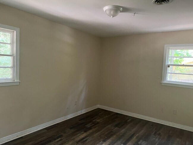 Building Photo - 1450 E Morlee Dr