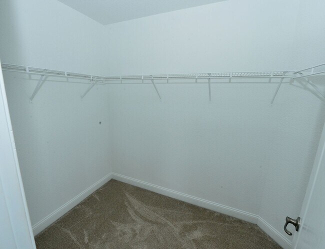 Building Photo - Beautiful Townhome/condo