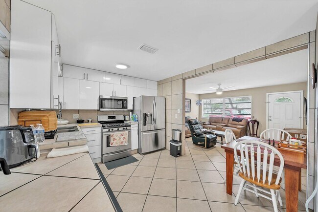 Building Photo - 726 N A St