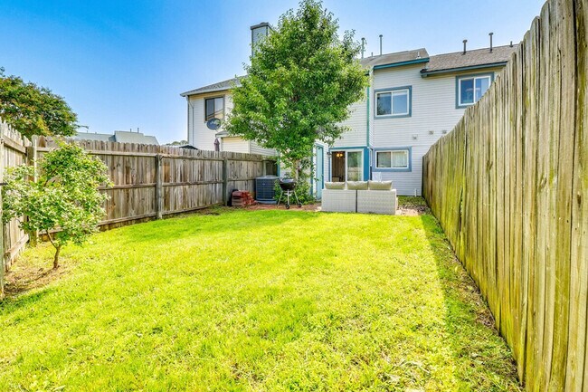 Building Photo - 749 Quesnel Dr