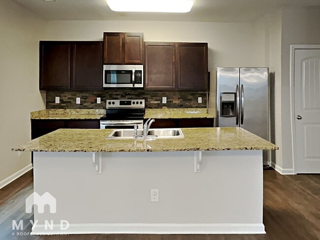 Building Photo - 404 Lake Ridge Ln