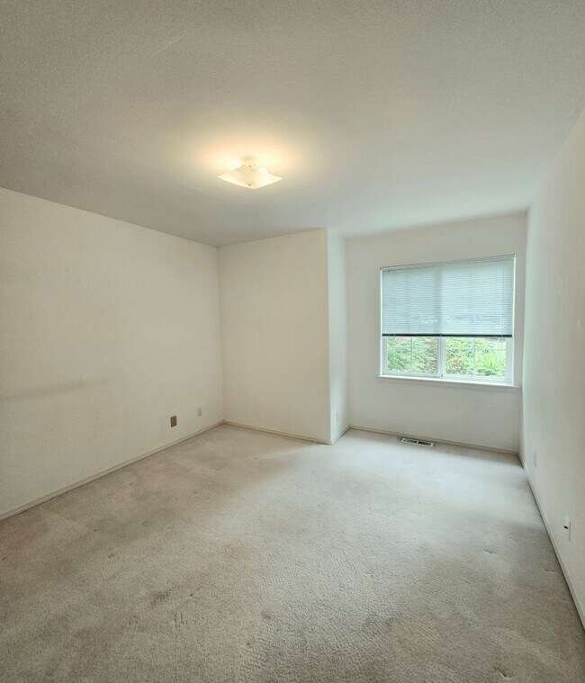 Building Photo - ***PENDING APPLICATION***Single Level 3 Bedroom, 2.5 Bath Spacious Home For Rent in Port Ludlow!