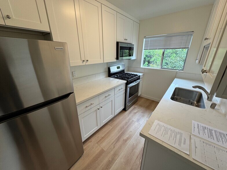 Building Photo - 11662 Sunset Blvd