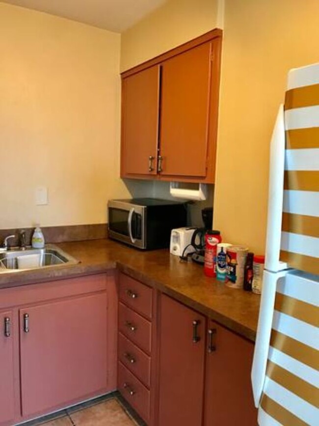 Building Photo - Furnished Move-In Ready Downtown 1br/1ba A...