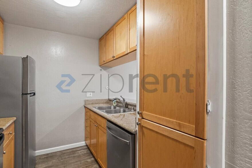 Building Photo - 1085 Murrieta Blvd