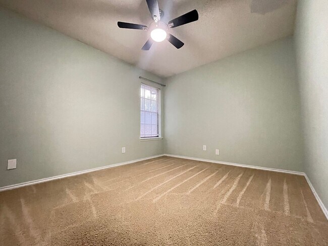Building Photo - Cozy Townhome Minutes to the Chisholm Trai...