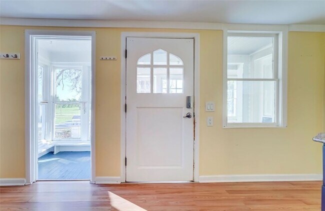 Building Photo - 958 Manitou Rd