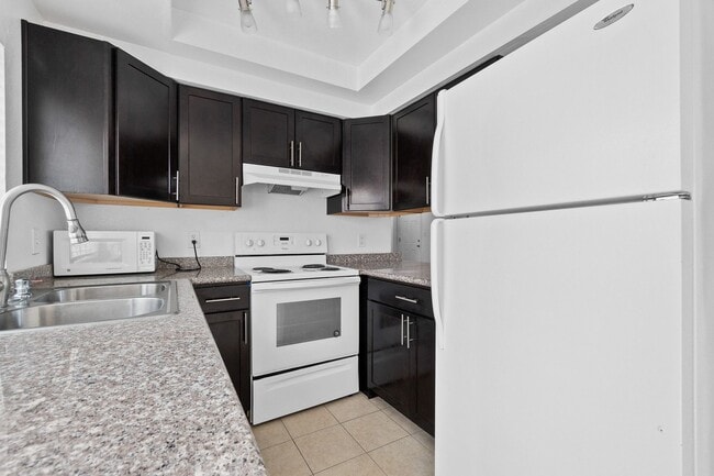 Building Photo - 1 Bedroom Townhouse With Hardwood Flooring...