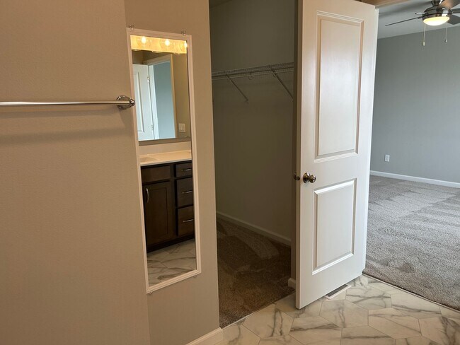 Building Photo - Available in August - Spacious 4 Bedroom, 3 Bathroom Home in the Linn-Mar School District