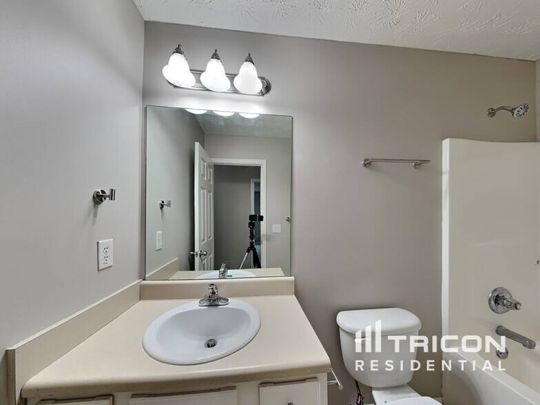 Building Photo - 714 Thompson Ridge Dr