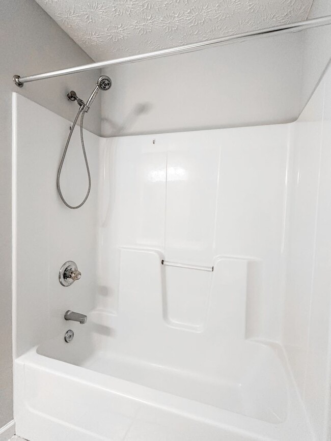 Building Photo - Great Gainesville location - 2/2 with Garage!