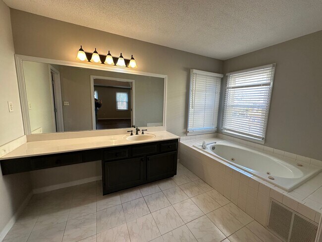 Building Photo - 2881 Wynford Dr S W