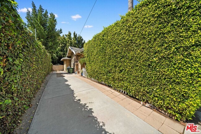 Building Photo - 2005 Beachwood Dr