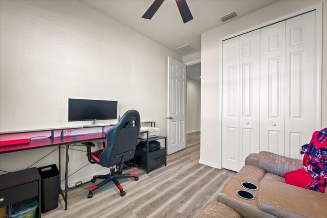 Building Photo - 4 Bedrooms | 2 Bathrooms | Screened Patio ...