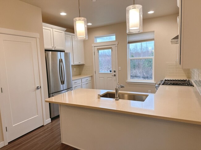 Building Photo - Lease Takeover on a 3bdrm/2.5 bath cottage...