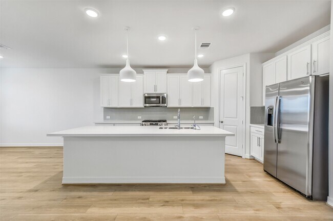 Building Photo - 4116 Silver Fls