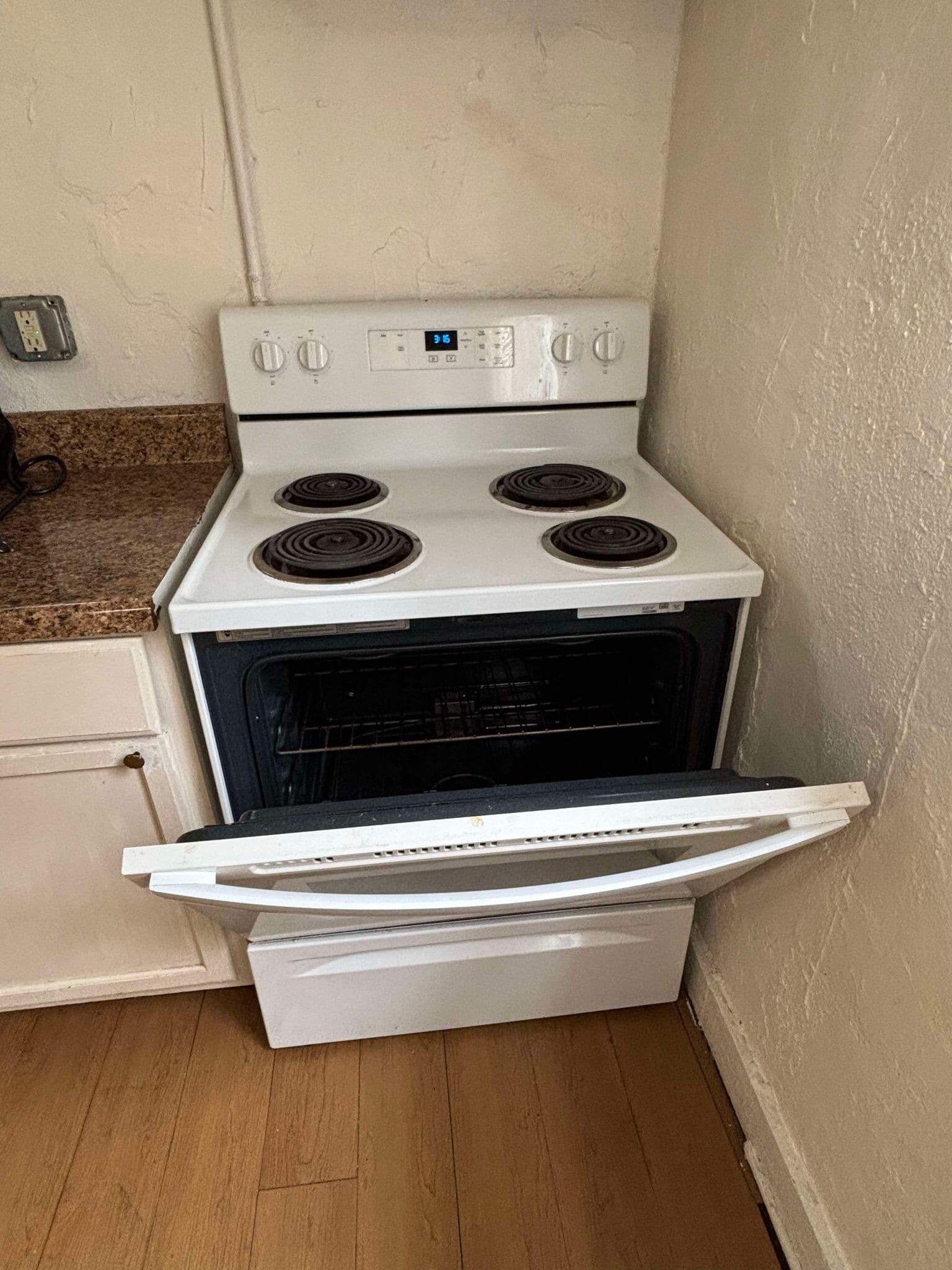 Electric stove/range - 1728 Telfair St