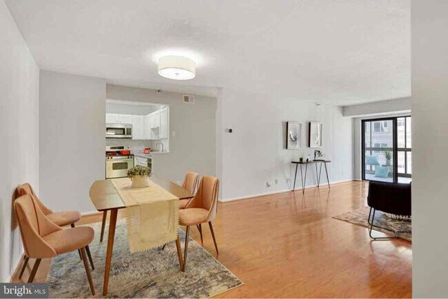 Building Photo - 900 N Stafford St