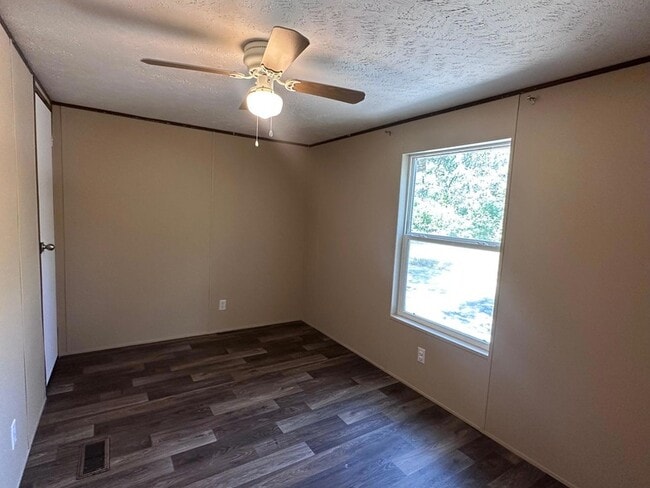 Building Photo - 302 Lone Star Rd
