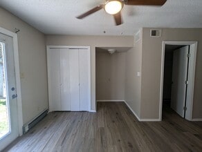 Building Photo - 2 Bedroom/1.5 Bathroom Townhouse in South ...