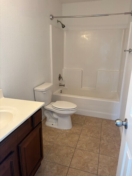 Upstairs full bath - 4208 SW Fieldstone Blvd