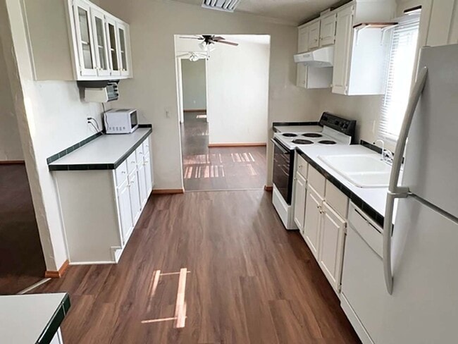 Building Photo - Great 4 Bdrm 2 Bath Manufactured Home in R...
