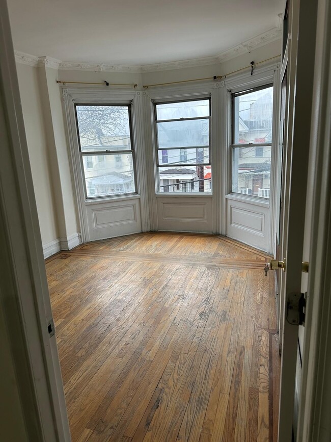 Building Photo - 129 Highland Ave