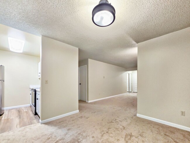 Building Photo - Spacious & Bright Condo in Downtown Redmon...