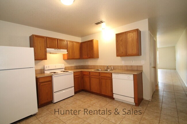 Building Photo - Small Town Living!