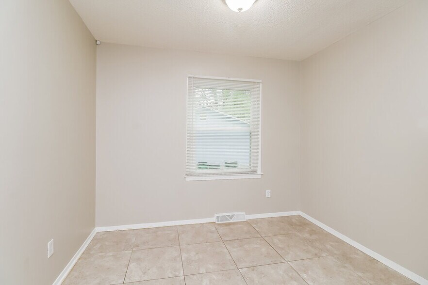 Building Photo - 4121 Carlyle Dr