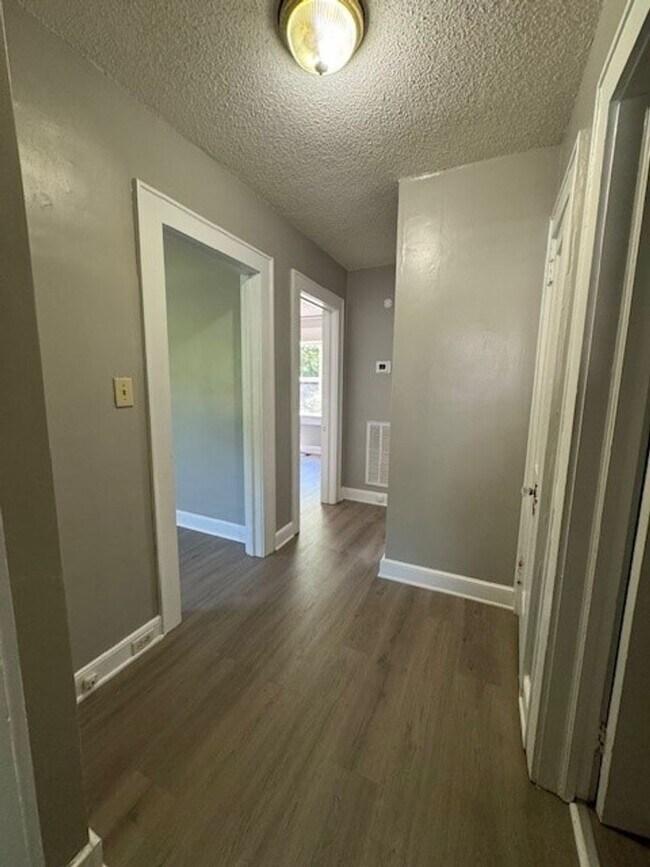 Building Photo - Charming 2 Bedroom 1 Bath close to Wendover and 29!