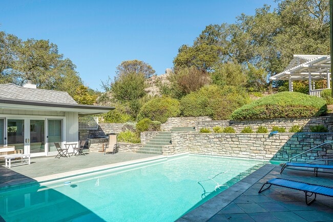 Building Photo - 2700 Hillcrest Dr