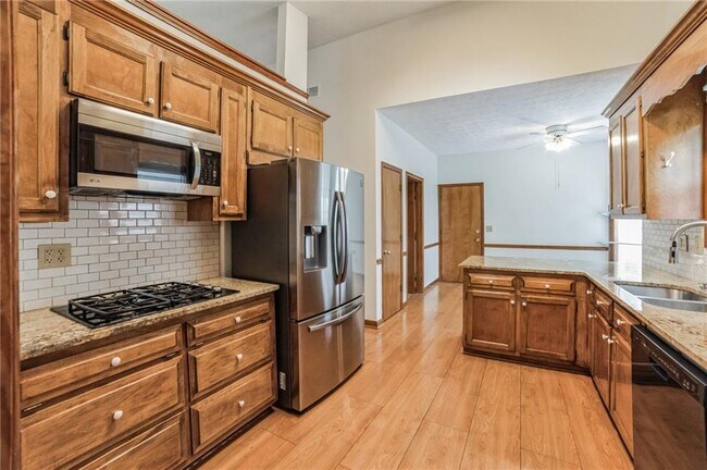 Building Photo - 487 Ravinia Way