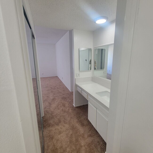 Building Photo - 2 BEDROOM CONDO UNIT IN THE WEST LA AREA 646 481 4404