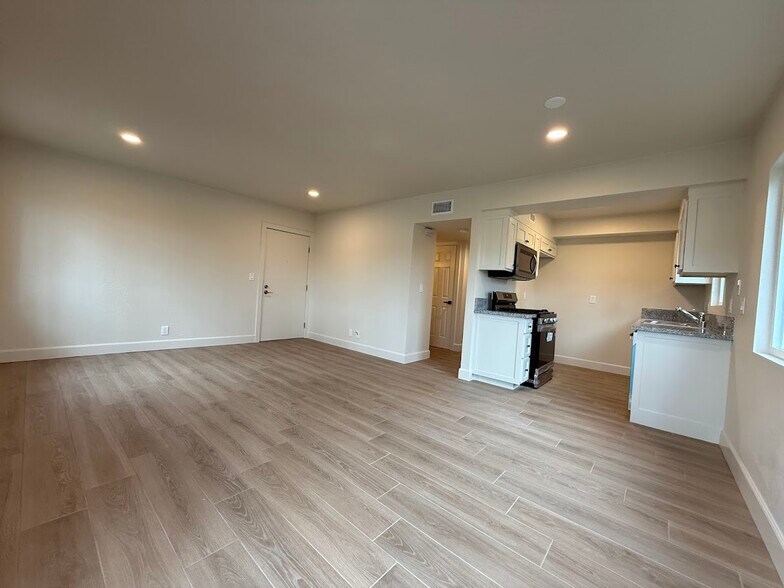 Building Photo - 28240 Via Princesa