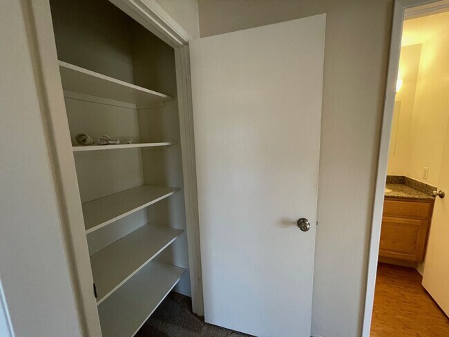 Building Photo - TOP FLOOR 1BD/1BATH Condo Available For Rent at the Watergate Community in Emeryville!!!!