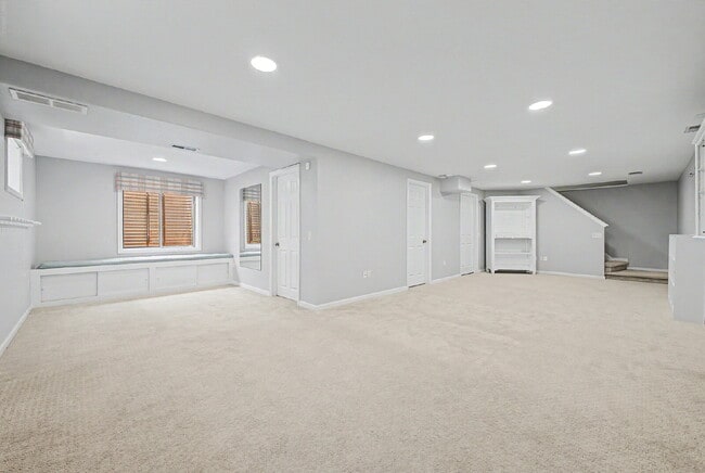 Building Photo - "Spacious 4-Bedroom Oasis with 4 Full Baths in Prime Englewood Location – 3306 Sq. Ft. of Comfort...