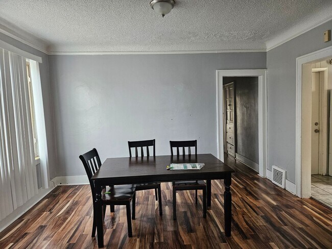 Building Photo - 2 bedroom/ 1 bathroom Detroit's Westside F...