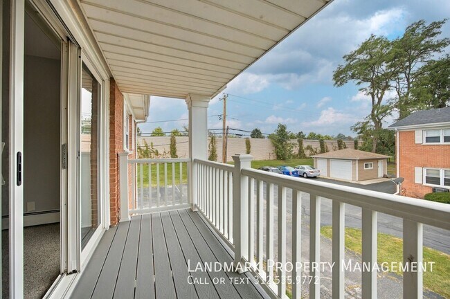 Building Photo - 448 Lincoln Ln