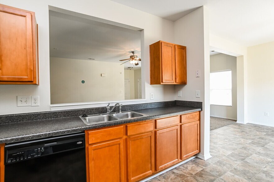 Building Photo - 2222 Buckleigh Dr