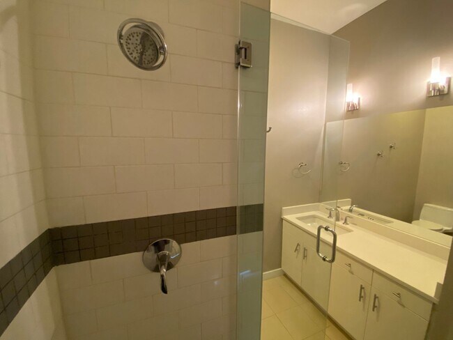 Building Photo - Live in the Heart of the Pearl District – ...