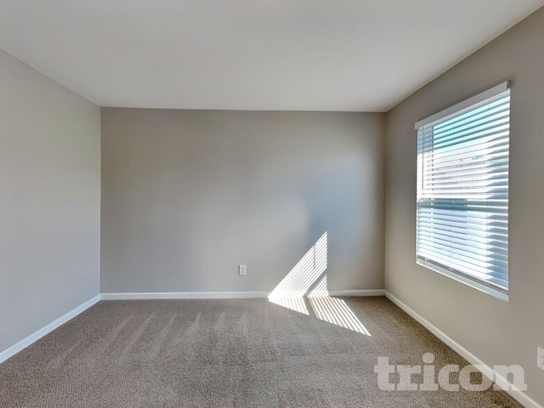 Building Photo - 1704 Sawtooth Ct