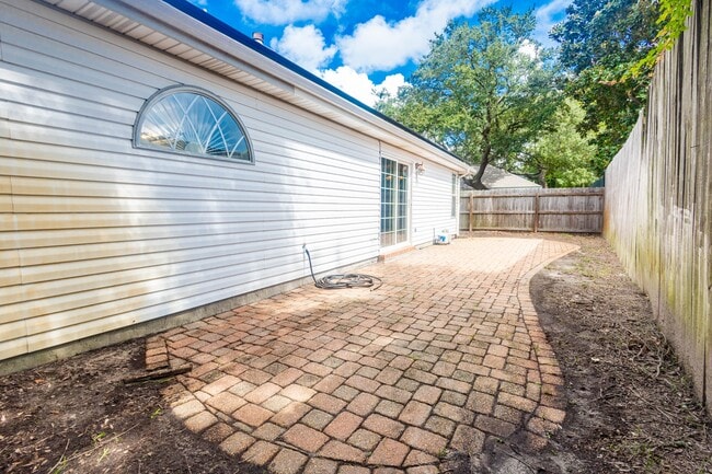 Building Photo - 873 Brande Ct