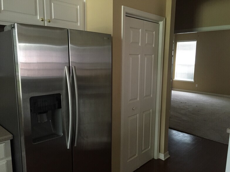 Building Photo - 8004 Laurel Hill Dr